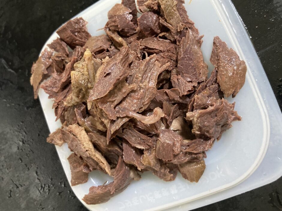 レンチン後に食べやすいサイズに手で細かくしたマグロあら