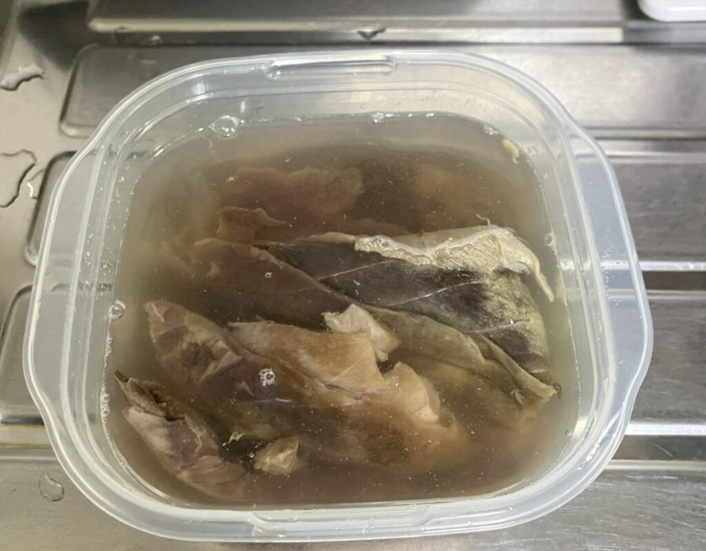 水に浸したマグロのあら